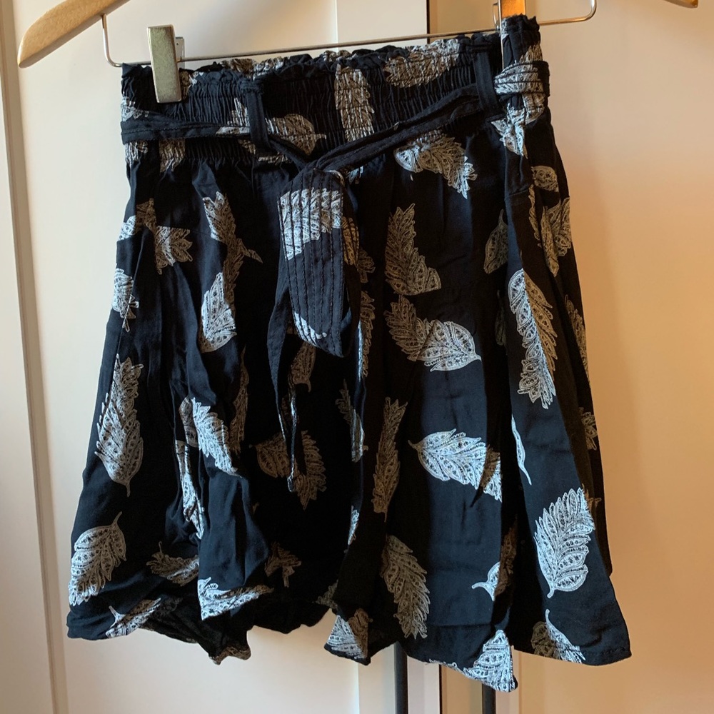 Skirt with tie detailing
